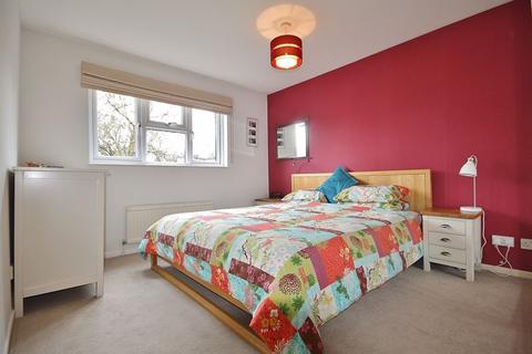 18 Hollis Close, Witney, OX28 3SW