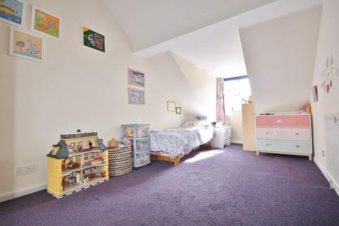 18 Hollis Close, Witney, OX28 3SW