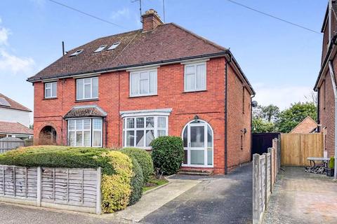 57 Hillside, Horsham, RH12 1NF