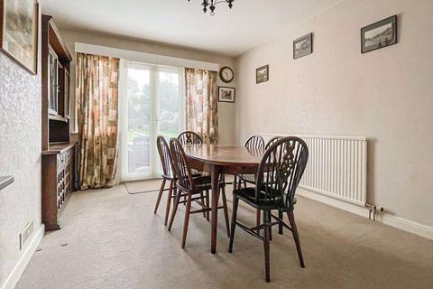 57 Hillside, Horsham, RH12 1NF