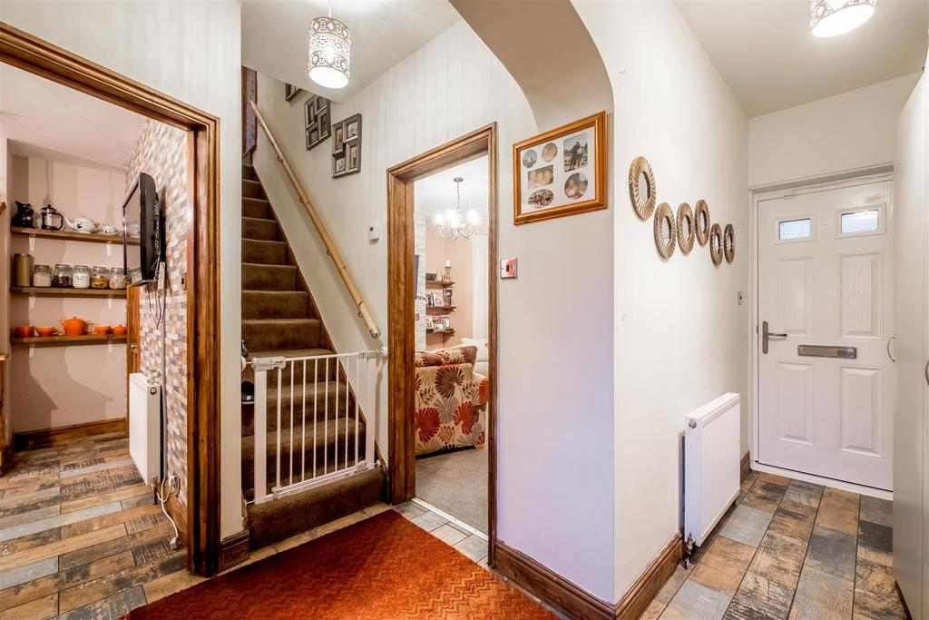 Slade Lane, Brighouse 3 bed semidetached house £210,000