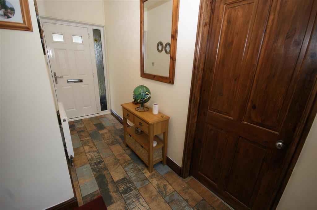 Slade Lane, Brighouse 3 bed semidetached house £210,000