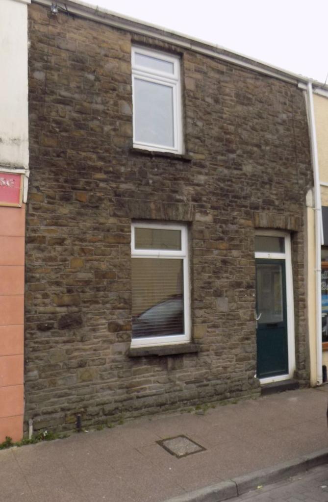 Windsor Road, Neath. SA11 1NS 2 bed house £650 pcm (£150 pw)