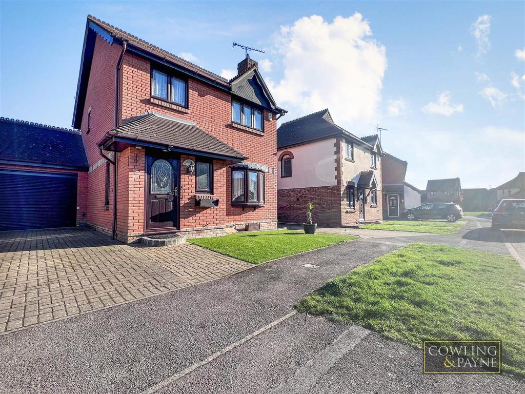 Ramsey Chase, Wickford 3 bed link detached house £425,000