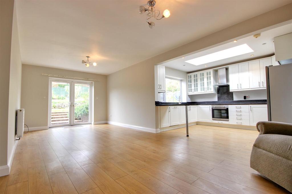 Wheatlands Drive, Beverley 4 bed bungalow £1,300 pcm (£300 pw)