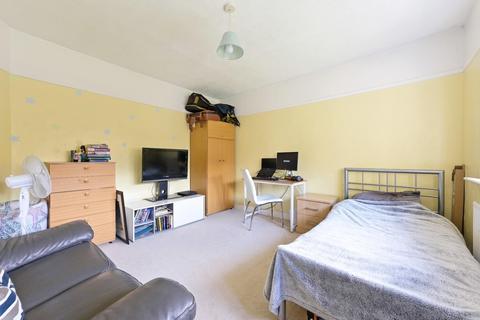 146 Ewell By Pass, Epsom, KT17 2PP