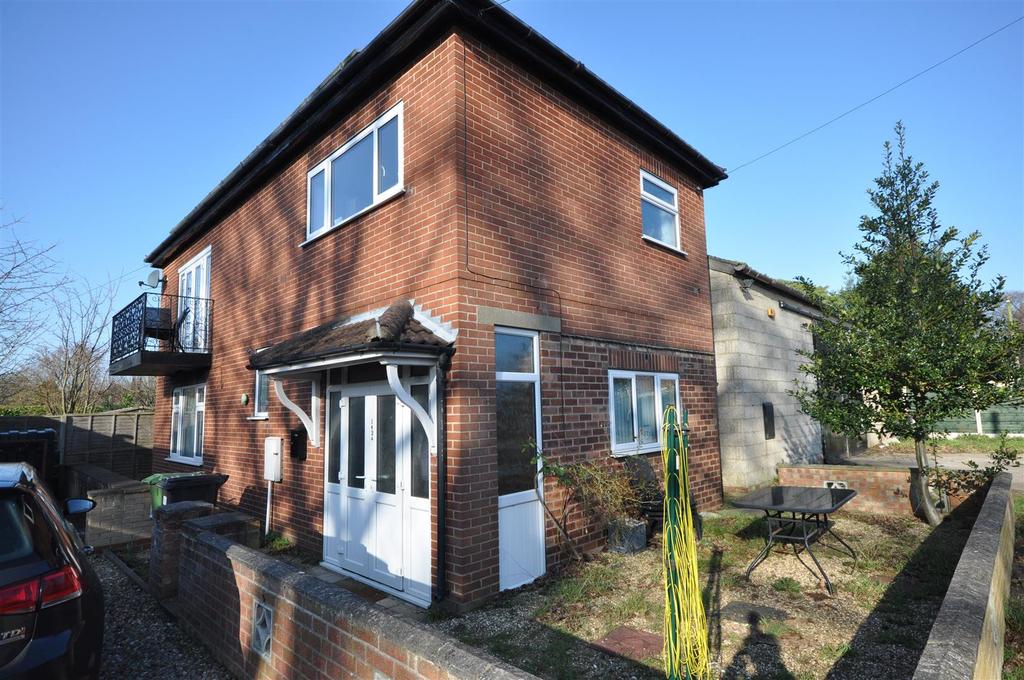 Long Ridge Lane, Upper Poppleton, York 2 bed detached house £895 pcm (£207 pw)