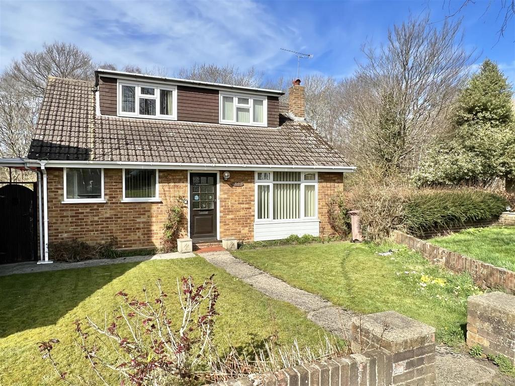 Walton Gardens, Hutton, Brentwood 3 bed detached bungalow £450,000