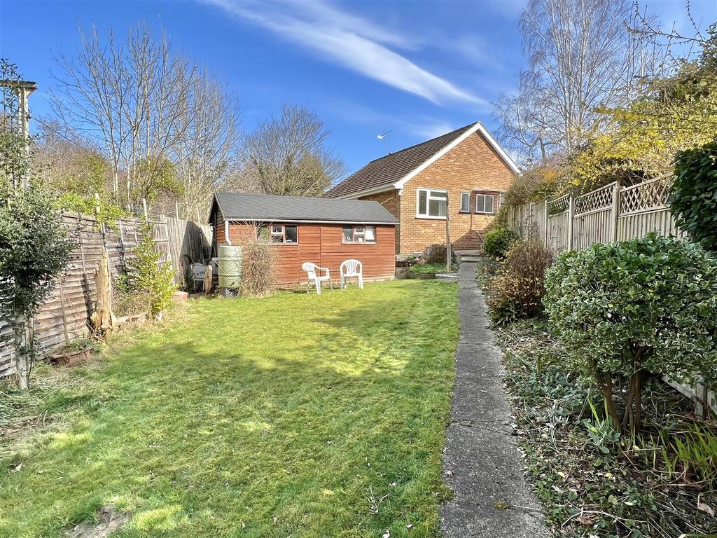 Walton Gardens, Hutton, Brentwood 3 bed detached bungalow £450,000