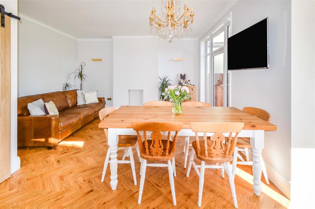 Sitting Room / Dining Room