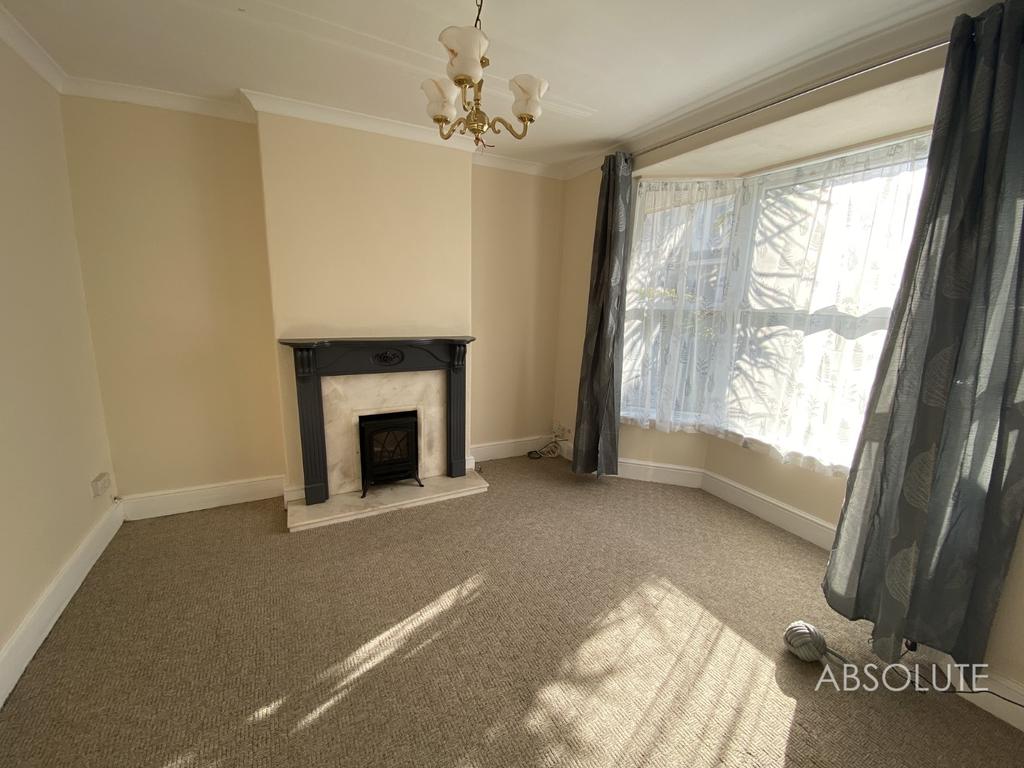 York Road Paignton TQ4 5NN 3 bed semidetached house £900 pcm (£208 pw)