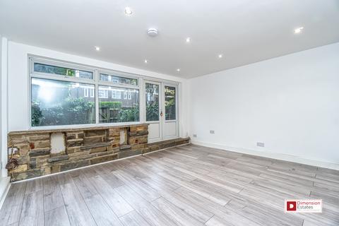 3 bedroom maisonette to rent, Lawrence Close, London, E3