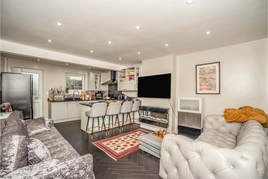 Feenan Highway, Tilbury RM18 3 bed end of terrace house £1,495 pcm (£