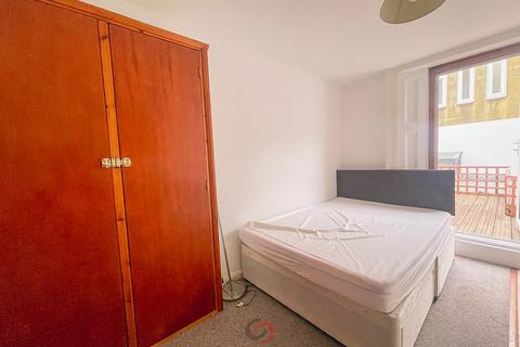 Studio to rent, Sussex Gardens, London  W2