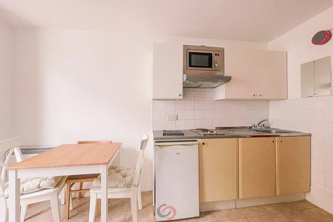 Studio to rent, Sussex Gardens, London  W2