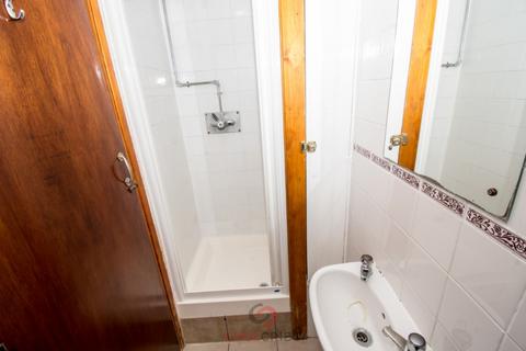 Studio to rent, Sussex Gardens, London  W2