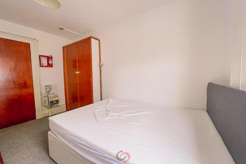 Studio to rent, Sussex Gardens, London  W2