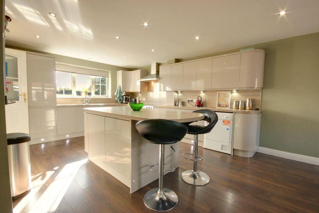 Kempton Close, Beverley HU17 9TG 4 bed detached house £400,000