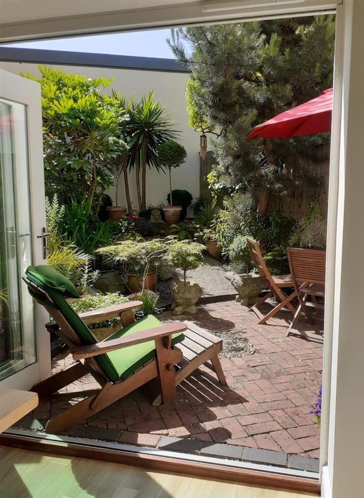 13 Charter Place - garden.jpg