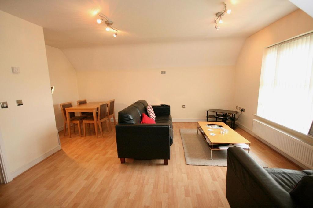 Beech House, Acresfield Road, Timperley 2 bed apartment £1,150 pcm (£