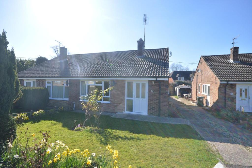 Village Way, Hamstreet, Ashford 2 bed bungalow £950 pcm (£219 pw)
