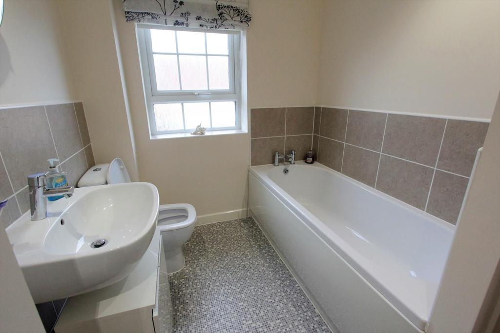 Family Bathroom (2).JPG