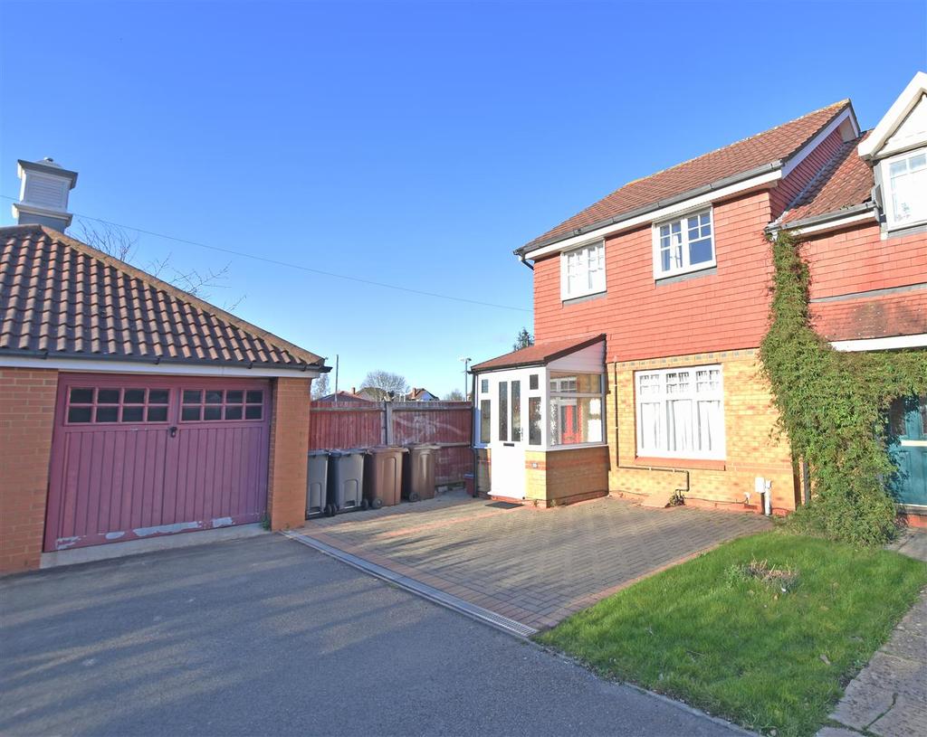 Gresham Road, Hounslow 3 bed semidetached house £1,825 pcm (£421 pw)