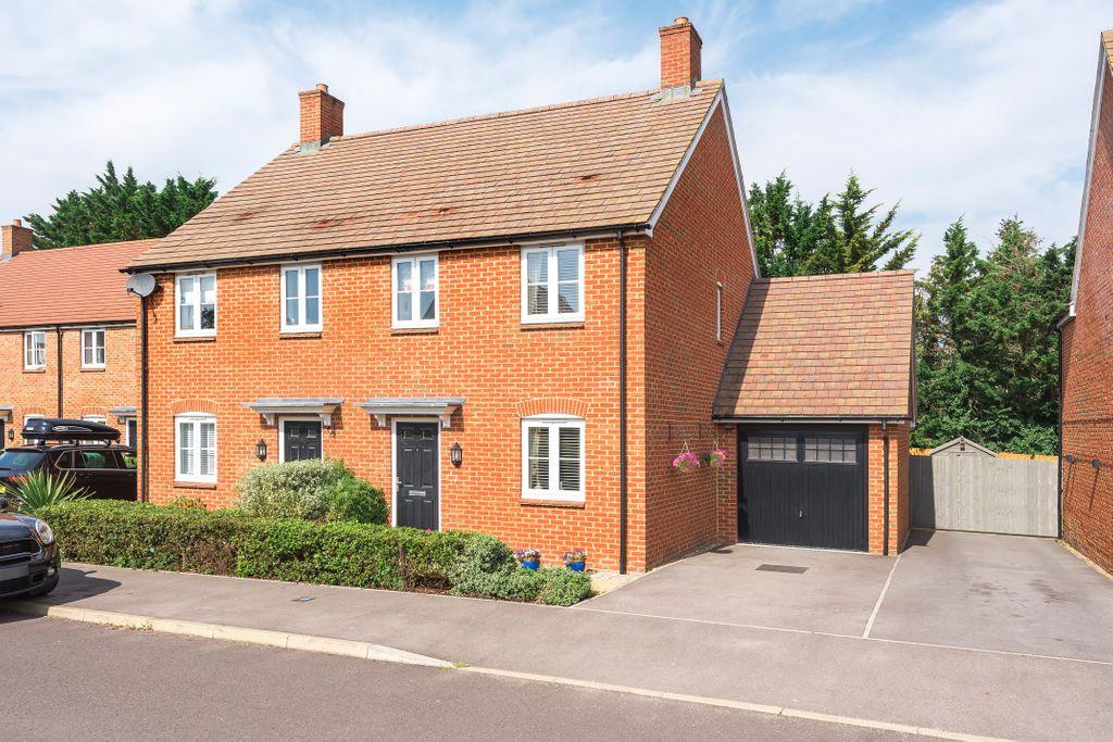 Harrow Drive, Headley, Thatcham RG19 8FH 3 bed semidetached house £