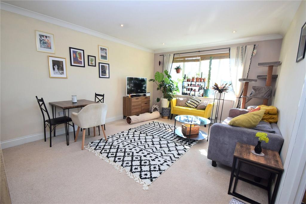 Eustace Court, Blunts Hall Road, CM8 2 bed apartment £925 pcm (£213 pw)