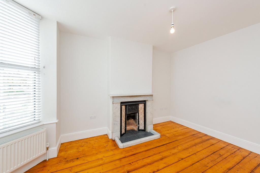Victoria Street, Maidstone, ME16 3 bed terraced house £1,350 pcm (£
