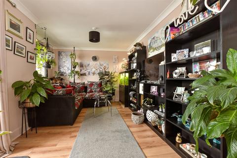 6 Downsview, Sandown, PO36 9NY