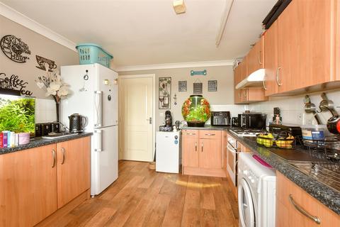 6 Downsview, Sandown, PO36 9NY
