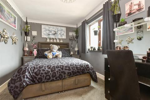 6 Downsview, Sandown, PO36 9NY