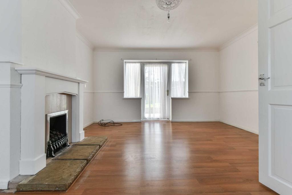 Partridge Mead, Banstead 3 bed semidetached house £1,850 pcm (£427 pw)