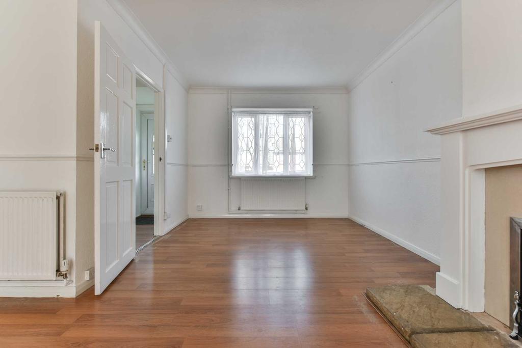 Partridge Mead, Banstead 3 bed semidetached house £1,850 pcm (£427 pw)