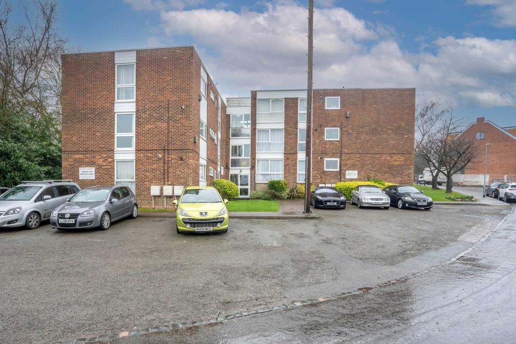 Claybury, Bushey 2 bed flat for sale £300,000