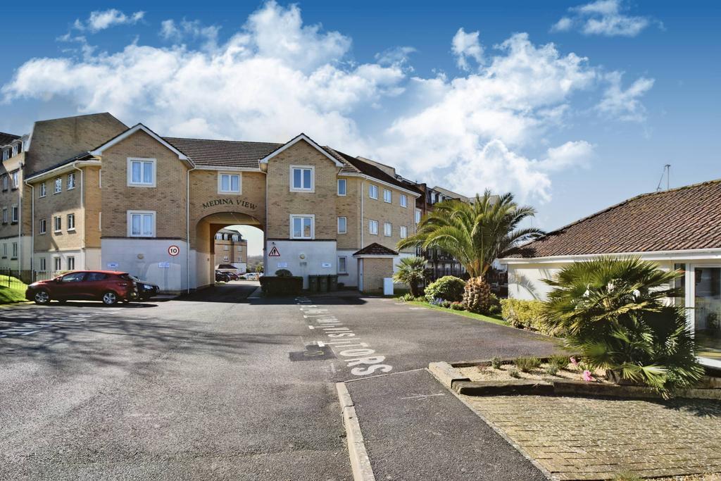 Medina View, East Cowes PO32 3 bed apartment £895 pcm (£207 pw)