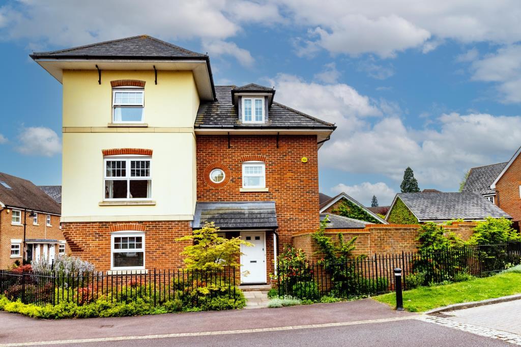 Fleet, Hampshire, GU51 4 bed detached house for sale £700,000