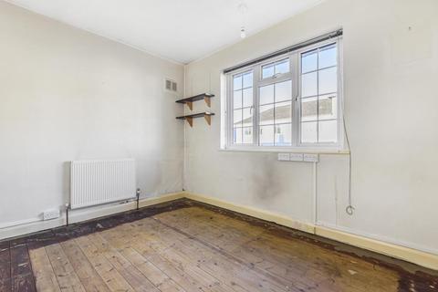 5a Welbeck Close, London, N12 9TU