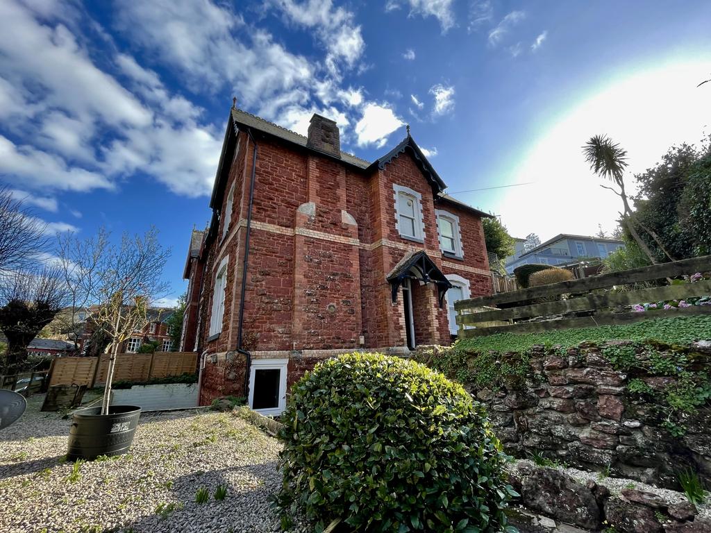 Walnut Road, Torquay 2 bed flat £925 pcm (£213 pw)