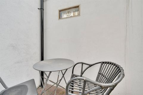 Studio to rent, Dawes Road, London, SW6