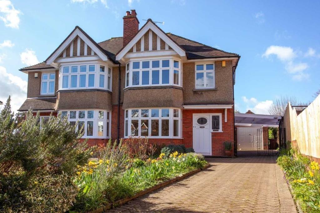 Balmore Drive, Caversham, Reading 3 bed semidetached house £725,000