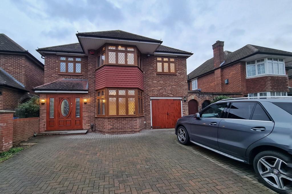 Salmon Street, Wembley Park, NW9 5 bed detached house £3,497 pcm (£