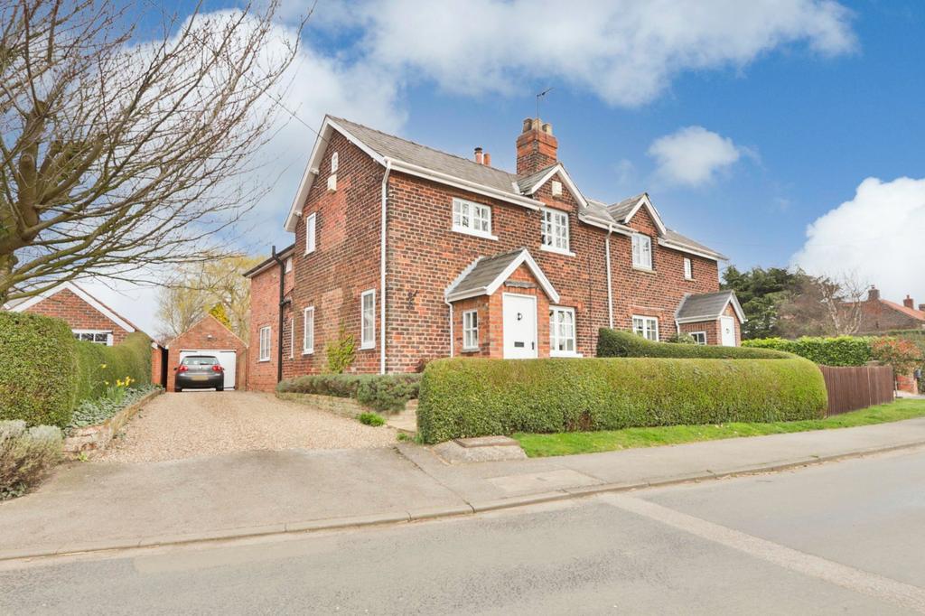 Main Street, Swine, Hull, HU11 3 bed semidetached house £350,000