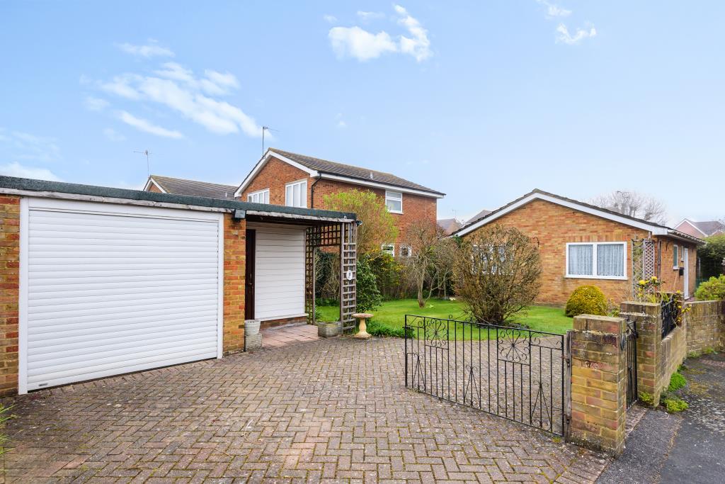 West End, Surrey, GU24 3 bed detached bungalow £595,000