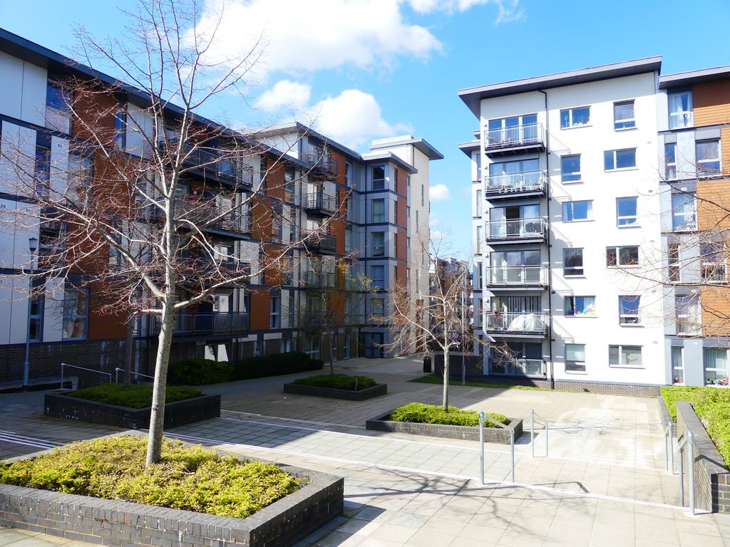 Commonwealth Drive, Crawley RH10 2 bed flat £210,000