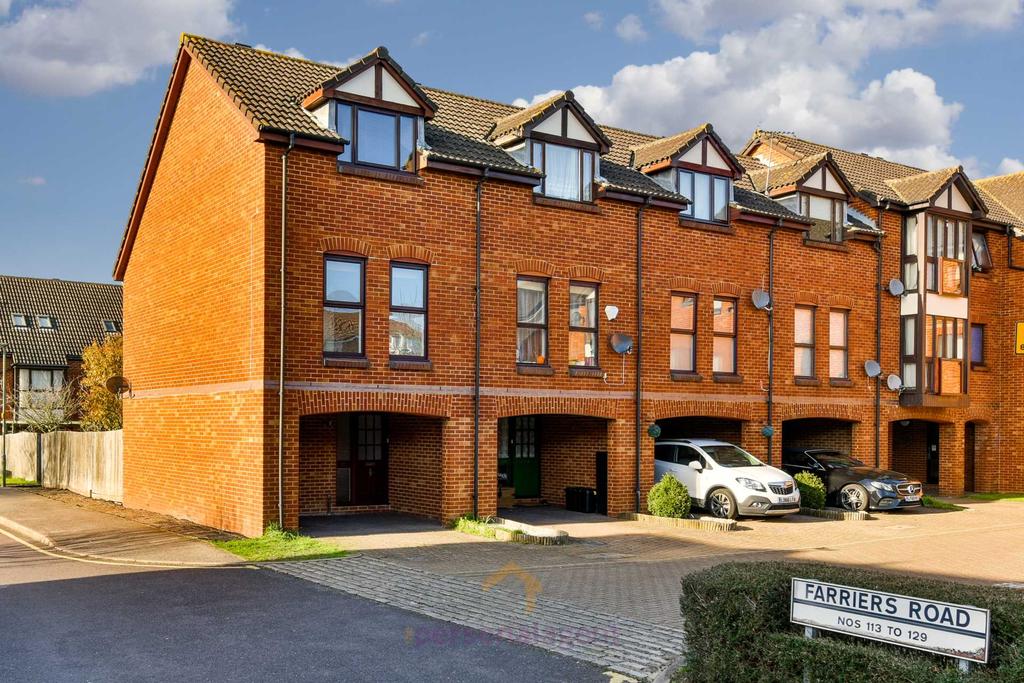 Farriers Road, Epsom 2 bed end of terrace house £1,400 pcm (£323 pw)