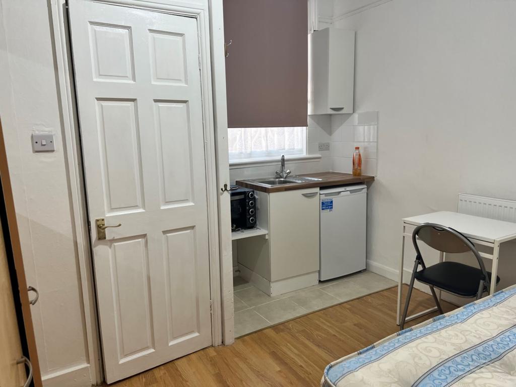 Buckingham Road, Willesden Junction... Studio £875 pcm (£202 pw)