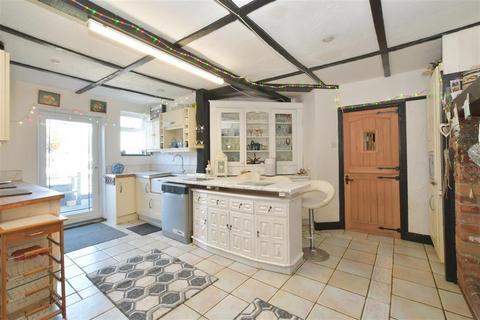 6 bedroom detached bungalow for sale - Park Lane, Selsey, West Sussex