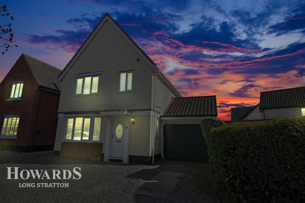 Hill Farm Road, Long Stratton 3 bed detached house £300,000
